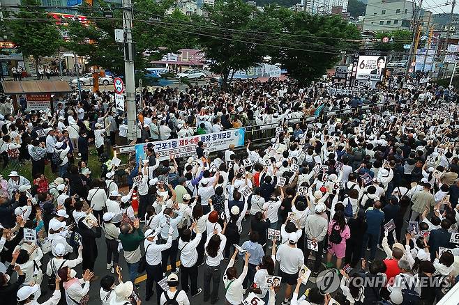 한동훈 외치는 지지자들 (부산=연합뉴스) 손형주 기자 = 21일 오후 부산 북구 구포시장 쌈지공원에서 열린 무소속 한동훈 부산 북갑 국회의원 보궐선거 후보 출정식에서 지지자들이 연설을 듣고 있다. 2026.5.21 handbrother@yna.co.kr