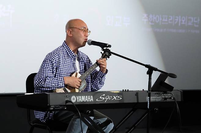 '제8회 아프리카영화제'서 개막 축하 공연 선보이는 가수 하림 (부산=연합뉴스) 성도현 기자 = 한·아프리카재단 등이 21일 부산 해운대구 영화의전당에서 개최한 '제8회 아프리카영화제'에서 가수 하림이 개막식에 앞서 축하 공연을 하고 있다. 2026.5.21 raphael@yna.co.kr