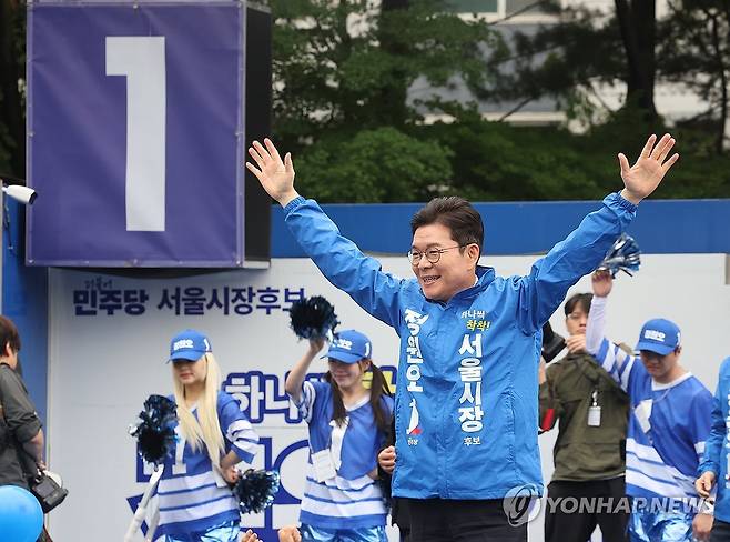 출정식서 인사하는 정원오 후보 (서울=연합뉴스) 박동주 기자 = 6·3 지방선거 공식 선거운동의 막이 오른 21일 더불어민주당 정원오 서울시장 후보가 서울 성동구 왕십리역 광장에서 열린 출정식에서 인사하고 있다. 2026.5.21 pdj6635@yna.co.kr