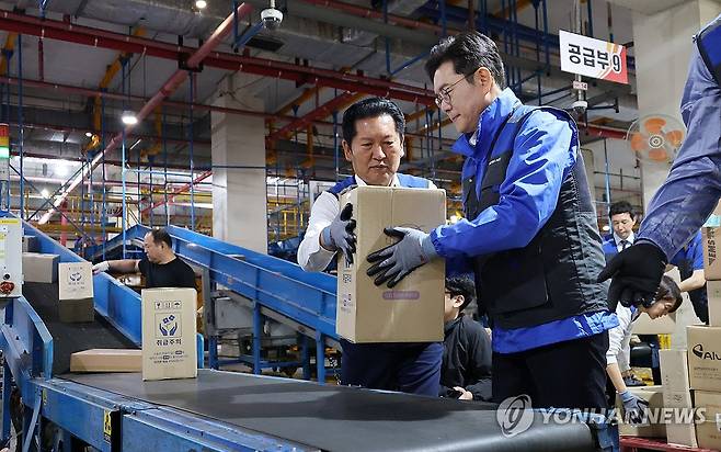 우편집중국 찾아 택배 업무 체험하는 정원오 후보 (서울=연합뉴스) 최재구 기자 = 6·3 지방선거 공식 선거운동의 막이 오른 21일 0시 더불어민주당 정원오 서울시장 후보가 정청래 대표, 고민정 의원, 이정헌 의원, 문종철 광진구청장 후보와 함께 서울 광진구 동서울우편집중국을 찾아 택배 업무를 체험하고 있다.  2026.5.21 jjaeck9@yna.co.kr