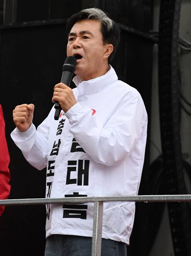 김태흠 후보가 21일 출정식에서 민선8기 성과를 설명하고 있다.[사진=김태흠 캠프 제공]