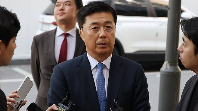 홍장원 전 국가정보원 1차장이 22일 '계엄 정당화 메시지 전달' 의혹과 관련해 피의자 신분으로 조사를 받기위해 과천 권창영 2차 종합 특별검사팀으로 출석하며 기자의 질문에 답하고 있다. 연합뉴스