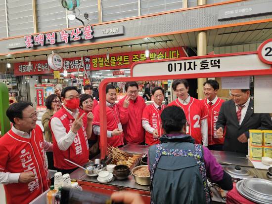 22일 진주중앙시장을 찾은 국민의힘 신동욱 최고위원이 박대출, 강민국 국회의원, 한경호 진주시장 후보, 도·시의원 출마자들과 함께 호떡 가게 상인과 이야기를 나누고 있다. 사진=한경호 후보 캠프
