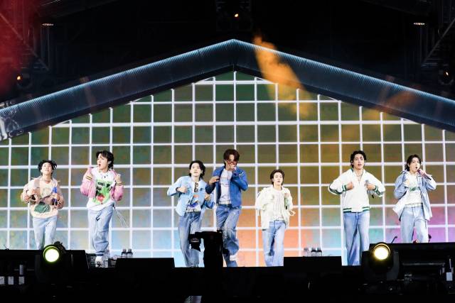 내용 방탄소년단(BTS) 단독 콘서트 '옛 투 컴 인 부산'. 2022년 10월 15일 오후 부산아시아드주경기장에서 열린 2030 부산세계박람회 유치 기원 콘서트 '옛 투 컴 인 부산'(Yet To Come in BUSAN)이 열리고 있다. 빅히트뮤직 제공