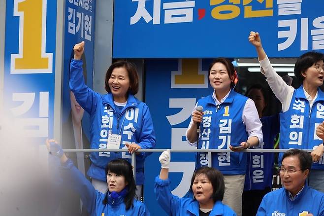▲ 더불어민주당 전국여성위원회가 경산시장 선거구에 출마한 김기현 후보를 지원하기 위해 22일 경산시장에서 대규모 집중 유세를 벌였다. 김기현 후보 선거사무소.