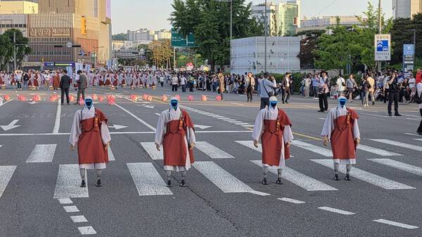 로봇 스님 연등행렬. [출처=로아스]