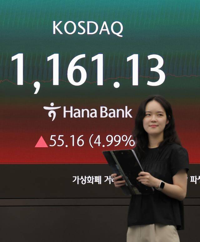 코스피가 전장보다 32.12포인트(0.41%) 오른 7847.71로 마감한 22일 오후 서울 중구 하나은행 딜링룸에 이날 지수가 표시되고 있다. 이날 원·달러 환율은 오후 3시30분 기준 11.1원 오른 1517.2원을 기록했고 코스닥은 55.16포인트(4.99%) 오른 1161.13으로 마감했다. [사진=연합뉴스]