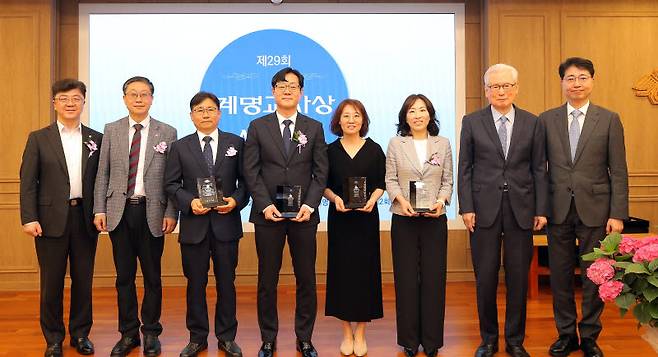 계명대는 21일 성서캠퍼스 행소관 제2회의실에서 제29회 계명교사상 시상식을 개최했다. 왼쪽부터 배동인 경북부교육감, 김태훈 대구부교육감, 정진홍·조홍래·류언아·장영희 수상자, 신일희 총장, 남창욱 대학원장.(사진=계명대)