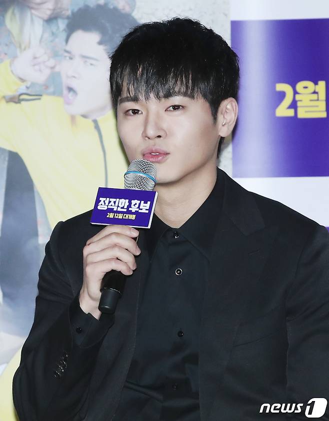 배우 장동주가 28일 오후 서울 용산CGV에서 열린 영화 ‘정직한 후보’ 언론 시사회에 참석해 인사말을 하고 있다. '정직한 후보'는 거짓말이 제일 쉬운 3선 국회의원 주상숙(라미란 분)이 선거를 앞둔 어느 날 하루아침에 거짓말을 못 하게 되면서 벌어지는 좌충우돌 코미디를 그린 작품이다. 2020.1.28 ⓒ 뉴스1 권현진 기자