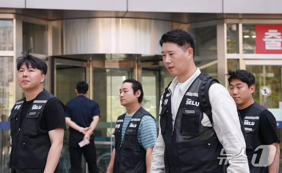 최승호 초기업노조 삼성전자지부 위원장이 13일 경기 수원시 영통구 수원지방법원에서 열린 삼성전자 노조 위법 쟁의행위 금지 가처분 신청 2차 심문을 마치고 나오고 있다. 2026.5.13/뉴스1 김영운 기자