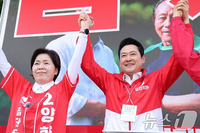 장동혁 국민의힘 대표가 22일 경기 안양시 범계사거리에서 시민들에게 양향자 경기도지사 후보 지지를 호소하고 있다. 2026.5.22 ⓒ 뉴스1 신웅수 기자