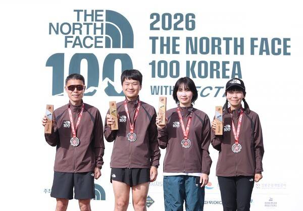 강릉 산악 지형을 가른 '2026 TNF 100 코리아'에서 노스페이스 애슬리트팀 소속 선수 5명이 전원 입상했다. ( '벡티브 컬렉션'을 착용한 노스페이스 애슬리트팀 소속 선수들(심재덕(왼쪽부터), 임정현, 박수지 및 장보영)). /사진=노스페이스