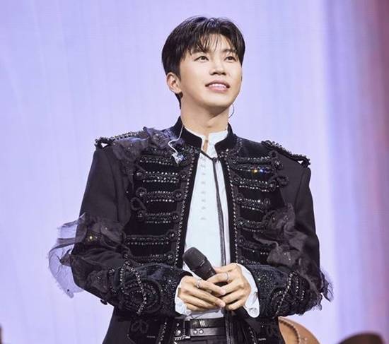 가수 임영웅의 36번째 생일인 6월 16일이 다가오면서 벌써부터 전국 각지 팬들의 따뜻한 나눔 실천이 이어지고 있다. '영웅시대 여수 웅사랑방'회원들이 여수시에 후원금 616만 원을 전달했다. 616만원은 임영웅의 생일인 6월 16일을 상징한다. /물고기뮤직