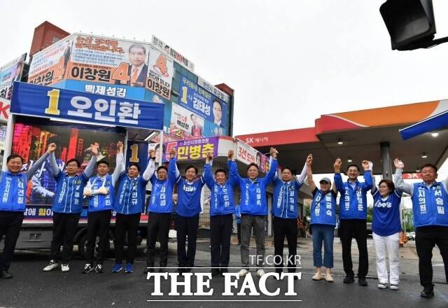 민주당 논산지역 출마자들이 21일 오후 출정식에 참석해 지지자들에게 인사를 하고 있다. /오인환 캠프