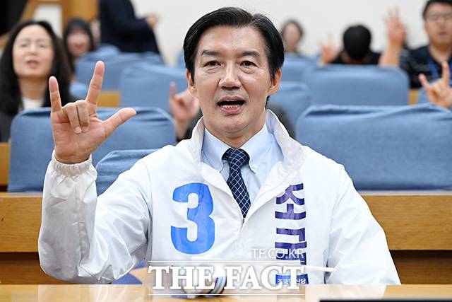평택을 국회의원 재선거에 출마한 조국 조국혁신당 후보가 6·3 선거에서 당선되더라도 매일 평택에서 출퇴근하지는 않겠다는 입장을 밝혔다. 사진은 지난 20일 서울 여의도 국회 의원회관에서 열린 파란개비 선대위 승리의 파란 출정식에 참석해 구호를 외치고 있는 조 후보. /남용희 기자