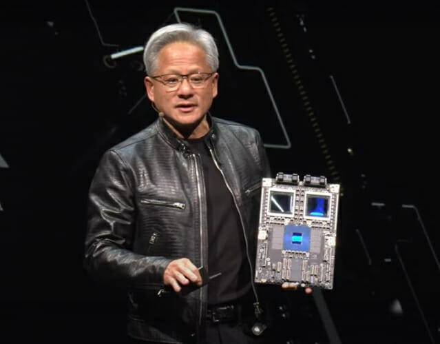 젠슨 황 엔비디아 CEO가 GPU 보드를 들고 있다 (사진=뉴시스)