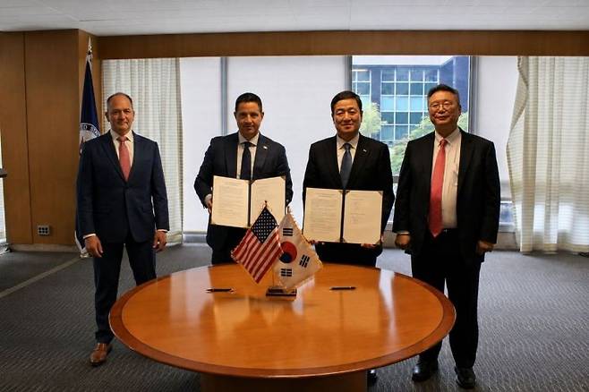 (왼쪽부터)마이크 코프 미국 에너지부 장관 선임고문, 마크 젠슨 리엘리먼트 CEO, 이계인 포스코인터내셔널 사장, 박찬기 주미대사관 상무관이 협약식에서 기념사진을 촬영하고 있다. 포스코인터내셔널