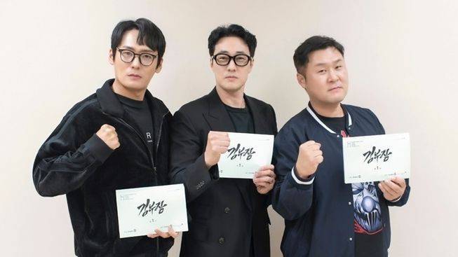 '김부장' 대본리딩을 마친 출연 배우 (왼쪽부터)최대훈, 소지섭, 윤경호. SBS '김부장' 제공