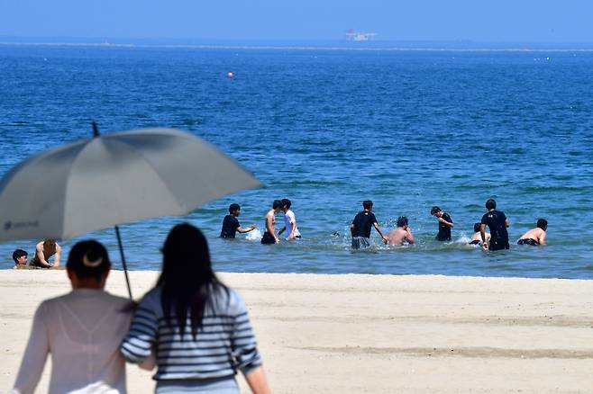 경북 포항시의 낮 최고기온이 27도까지 올라가며 초여름 날씨를 보인 17일 더위를 참지 못한 시민과 관광객들이 북구 영일대해수욕장에서 더위를 식히고 있다. /뉴스1