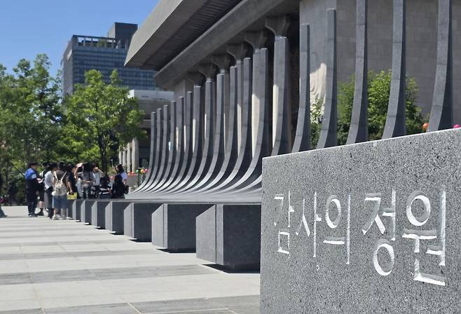 22일 오전 서울 광화문광장에 있는 6·25전쟁 참전국 기념 공간 ‘감사의 정원’ 지상 조형물 ‘감사의 빛 23’. /권오은 기자