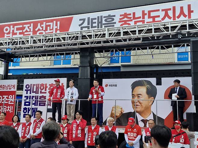 합동유세하는 성일종국회의원  김태흠 후보 이완섭 후보