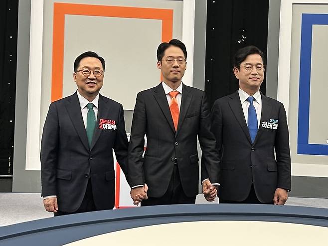 22일 대전시장 후보자 토론회에 앞서 이장우 국민의힘 후보(왼쪽부터), 강희린 개혁신당 후보, 허태정 더불어민주당 후보가 기념촬영 하는 모습. 유혜인 기자