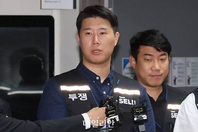 삼성그룹 초기업노동조합 삼성전자지부 최승호 위원장이 지난 20일 새벽 정부세종청사 중앙노동위원회에서 사후조정 회의를 마친 뒤 나와 취재진에게 입장을 밝히고 있다. ⓒ뉴시스