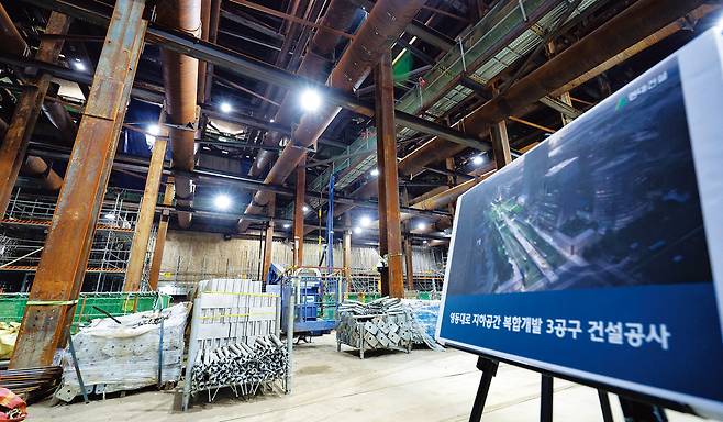 17일 서울 강남구 수도권 광역급행철도(GTX)-A 삼성역 공사 현장이 휴일을 맞아 텅 비어 있다. 최근 이곳 지하 5층 일부 기둥에서 설계도보다 적은 철근이 시공된 사실이 확인됐다. 서울시가 해당 사실을 국토교통부 등 정부에 늑장 보고했다는 의혹이 제기되며 부실시공 논란이 불거졌다. 뉴시스