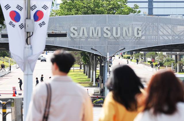 삼성전자 노사가 도출한 임금협상 잠정 합의안의 찬반투표가 22일 시작된다. 이번 잠정 합의안이 노조 투표에서 통과되면 최종적으로 법적 효력을 갖게 된다. [연합뉴스]