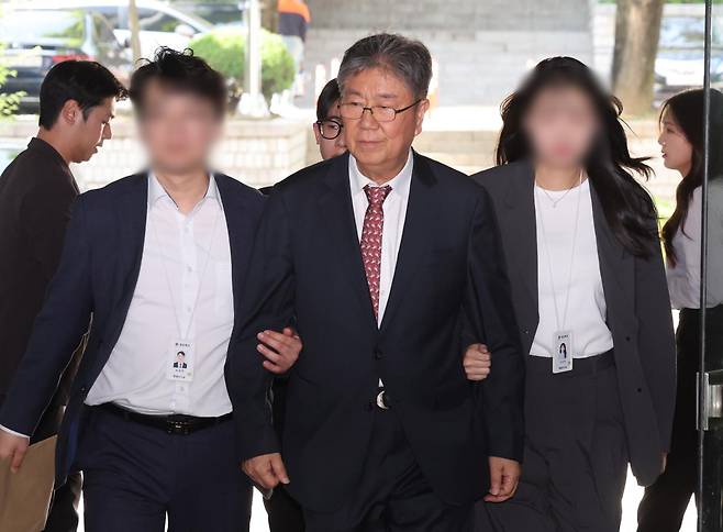 관저 이전 공사에 행정부처 예산을 불법 전용하는 데 관여한 혐의를 받는 김대기 전 대통령 비서실장이 22일 오후 서울 서초구 서울중앙지법에서 열린 직권남용 권리행사방해 혐의 구속 전 피의자 심문(영장실질심사)에 출석하고 있다. 뉴시스