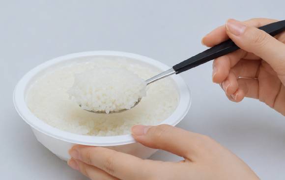 남자친구 가족은 집에 쌀이 없으며 평소에도 햇반을 데워 그대로 먹고 버리는 식이라고 설명했다고 한다. 사진은 AI 생성 이미지로, 본 기사 내용과 무관. [사진=챗GPT]
