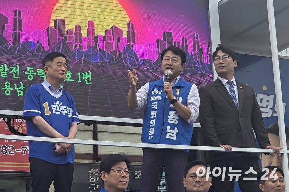 21일 더불어민주당 김용남 평택시을 국회의원 재선거 후보가 유세 차량에 올라 시민들을 향해 지지를 호소하고 있다. [사진=임정규 기자]