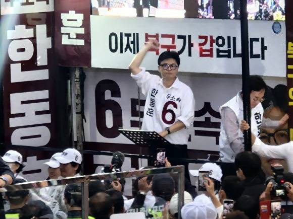한동훈 부산 북구갑 보궐선거 무소속 후보가 21일 구포시장 쌈지공원에서 열린 출정식에서 발언을 하고 있다. [사진=박채오 기자]