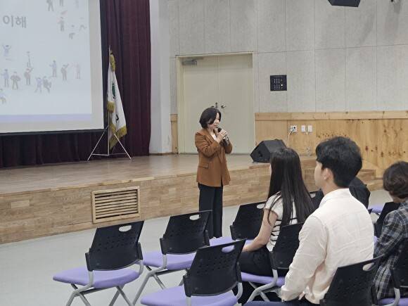 박원균 감사원 부감사관이 공무원들을 대상으로 특강을 하고 있다. [사진=장수군 ]