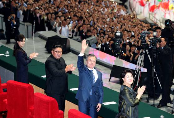 문재인 대통령과 부인 김정숙 여사와 김정은 국무위원장과 부인 리설주 여사가 남북정상회담 둘째날인 19일 오후 평양 능라도 5.1경기장에서 열린 대집단체조와 예술공연장에 입장한 뒤 환호하는 시민들을 향해 인사하고 있다. 평양사진공동취재단