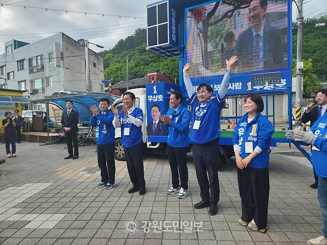 ▲ 정청래 민주당 대표는 22일 우상호 도지사 후보와 함께 동쪽바다중앙시장을 찾아 6·3 지방선거에 나서는 동해지역 시장, 도·시의원 후보자들을 위한 지원유세에 나섰다. 김우열 기자