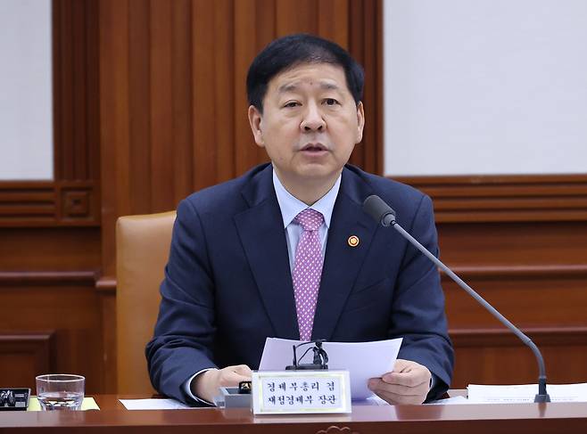 구윤철 경제부총리 겸 재정경제부 장관이 22일 정부서울청사에서 열린 비상경제본부 회의 겸 경제장관·국가창업시대전략회의 및 부동산관계장관회의에서 이야기하고 있다.  연합뉴스