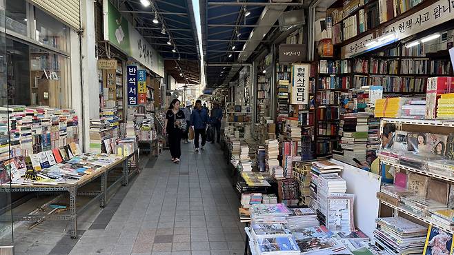 Bosu-dong Book Street in Jung District, Busan [WOO JI-WON]