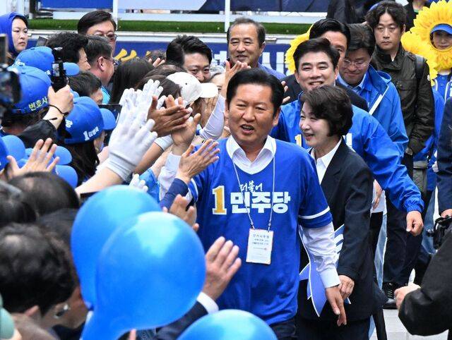 정청래 더불어민주당 총괄상임선거대책위원장이 21일 경기도 성남시 서현역 로데오거리에서 추미애 경기지사 후보 지원 유세를 하며 선거운동원과 인사하고 있다. 이병주 기자