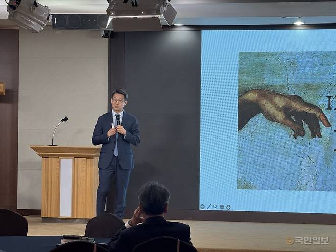 김인수 감리교신학대 교수가 22일 서울 광림교회 사회봉사관에서 열린 제3회 장천포럼에서 '인공지능 시대, 기독교-다움의 회복과 영성적 응답'을 주제로 강의하고 있다.