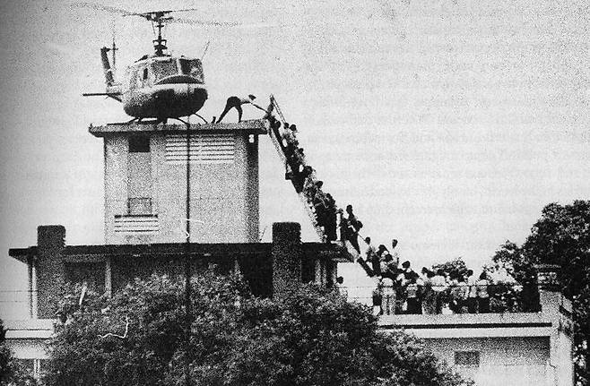 남베트남 수도 사이공(현 호찌민)이 북베트남군에 함락되기 하루 전인 1975년 4월 29일 사이공의 미국 국제개발처 직원 숙소 옥상에서 미국인 등이 헬기로 탈출하고 있다. EPA연합뉴스
