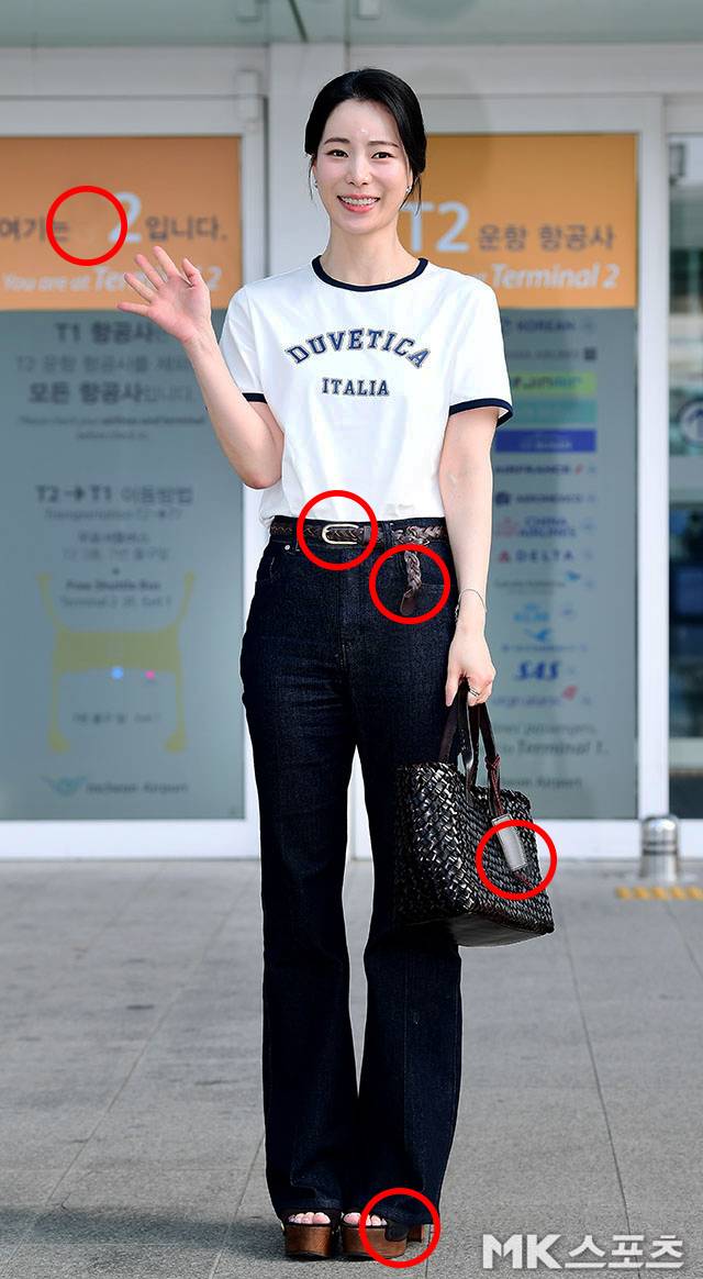 Actress Lim Ji-yeon departed for Bali, Indonesia, via Incheon International Airport on May 9th to fulfill a photoshoot schedule. On this day, Lim Ji-yeon showcased a natural and comfortable airport fashion look by pairing a white round-neck T-shirt with black denim pants.She completed a practical yet sophisticated style by utilizing a dark brown bag and platform heels as accent pieces. Lim Ji-yeons neat casual look captured the attention of many.