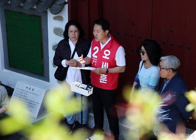[서울=뉴시스] 전신 기자 = 오세훈 국민의힘 서울시장 후보가 22일 서울 성동구 행당동 아기씨당 앞에서 행당 7구역 아기씨굿당 피해주민 현장간담회를 열고 관련 입장을 밝히고 있다. 2026.05.22. photo1006@newsis.com /사진=전신
