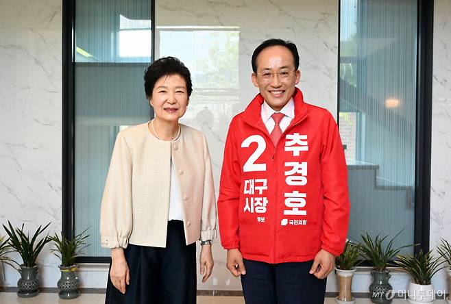 [대구=뉴시스] 이무열 기자 = 추경호 국민의힘 대구시장 예비후보가 4일 대구 달성군 유가읍 박근혜 전 대통령 사저에서 박 전 대통령을 예방하고 있다. (사진=추경호 후보 캠프 제공) 2026.05.04. photo@newsis.com *재판매 및 DB 금지 /사진=이무열