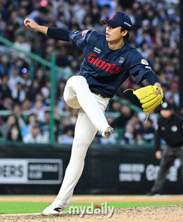 2026년 5월 1일 오후 인천 SSG랜더스필드에서 열린 '2026 신한 SOL KBO리그' 롯데 자이언츠와 SSG 랜더스의 경기. 롯데 현도훈이 7회말 2사 만루서 구원등판해 역투하고 있다./마이데일리