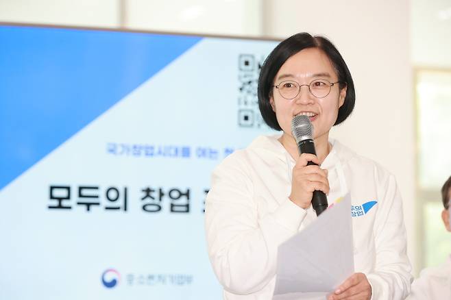 한성숙 중소벤처기업부 장관이 지난 4월17일 경남 진주시 경상국립대학교에서 열린 모두의 창업 프로젝트 확산을 위한 간담회에서 인사말을 하고 있다. [중기부]