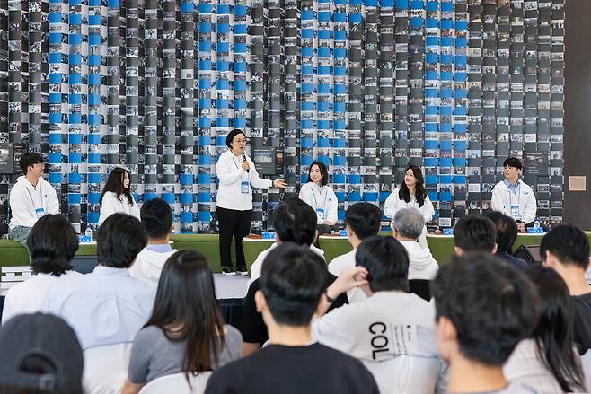 한성숙 중소벤처기업부 장관이 지난 13일 서울 동작구 중앙대학교에서 열린 ‘2026 모두의 창업 캠퍼스투어 토크콘서트’에서 인사말을 하고 있는 모습. [중기부]