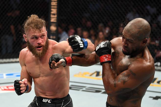 라파엘 피지예프(왼쪽)가 바비 그린에게 레프트 훅을 시도하고 있다. [UFC 제공]