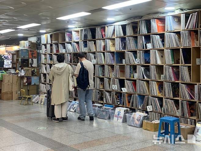[서울=뉴시스]박재연 인턴기자=20일 서울 회현역 쇼핑센터의 레코드숍에 진열된 LP를 구경하고 있는 사람들의 모습. 2026.05.20