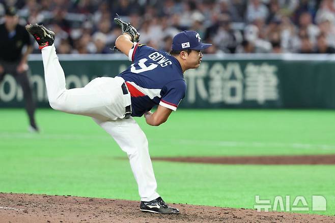 [도쿄=뉴시스] 권창회 기자 = 7일 일본 도쿄돔에서 열린 2026 WBC 조별리그 C조 2차전 한국과 일본의 경기, 6회말 한국 고우석이 역투하고 있다.  2026.03.07. kch0523@newsis.com